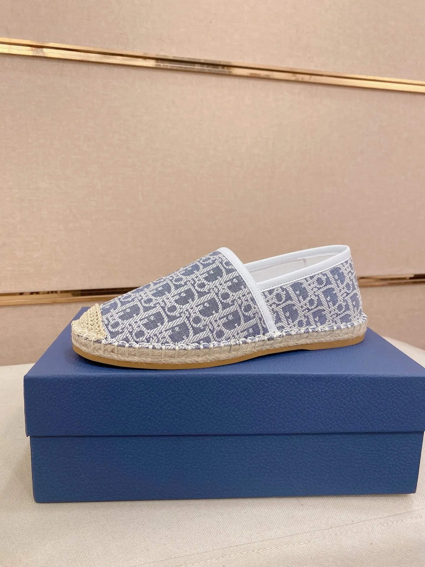 Factory price: 400💰High quality [Dior·Dior] 💫Men's latest slip-on Loaf casual shoes ✔️The original version is available at the counter simultaneously. 1:1 replica🏍️Fabrics: Italian imported fabrics, pure hand-drawn threads, raw rubber breathable and non-slip outsole, lining breathable and comfortable lambskin, 100% comfortable density, original rubber outsole wear-resistant ✔️Code number: 38-44, you deserve it, (Note: 37, 45, 46 can be customized, non-refundable and non-exchangeable)